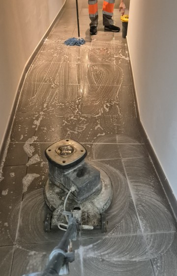 Floor Cleaning with Rotary Machine