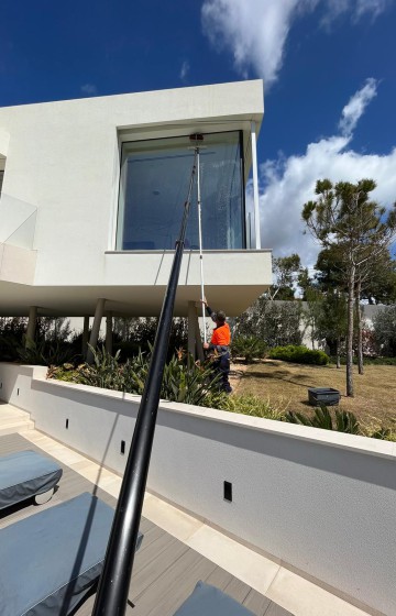 Glass Cleaning with Osmosis Equipment