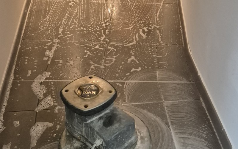 Limpieza de suelos con máquina rotativa